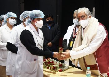 The Minister of State for Health and Family Welfare, Shri Ashwini Kumar Choubey greeting the health and frontline workers, during the 1st phase of the pan India rollout of COVID-19 vaccination drive, at Dr. Ram Manohar Lohia Hospital, New Delhi on January 16, 2021.