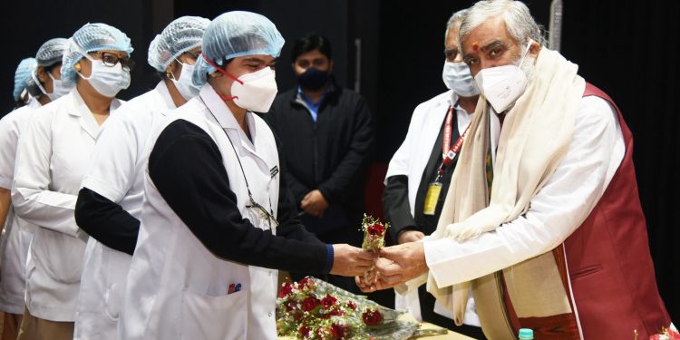 The Minister of State for Health and Family Welfare, Shri Ashwini Kumar Choubey greeting the health and frontline workers, during the 1st phase of the pan India rollout of COVID-19 vaccination drive, at Dr. Ram Manohar Lohia Hospital, New Delhi on January 16, 2021.